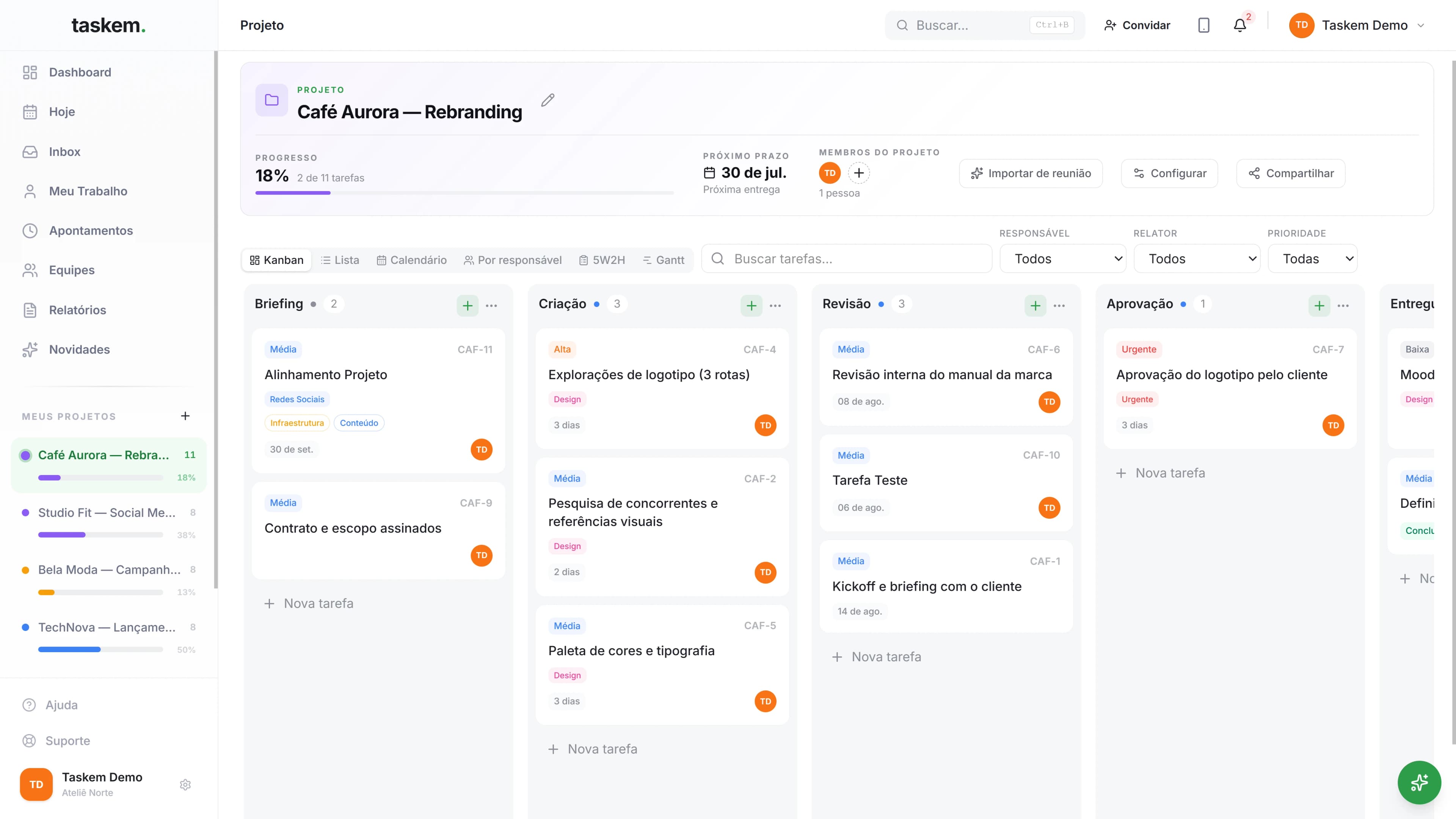 Quadro Kanban do Taskem com as tarefas do projeto distribuídas entre Briefing, Criação, Revisão e Aprovação